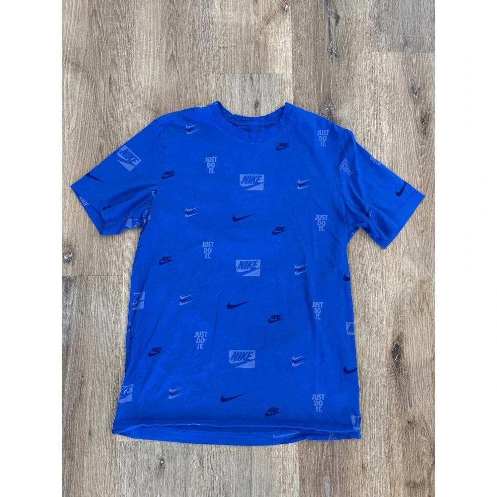 Nike Boys Blue All Over Print‎ Logo Graphic T-Shirt Medium CV8962-480 Just Do It